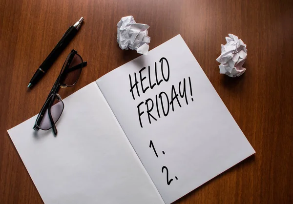 Conceptuele hand schrijven toont Hello Friday. Zakelijke foto tekst gebruikt om uit te drukken geluk van begin van verse week notebook kleine gerimpeld papier ballen lezen glazen houten tafel. — Stockfoto