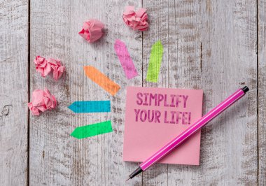 Hayatınızı Basitleştirin gösteren kavramsal el yazısı. Önemli odaklanmış iş fotoğrafı metin ve başkası daha az olanlar hakkında endişelenmenize izin Ahşap masanın üstüne kağıt ve çizgi ok çıkartmaları