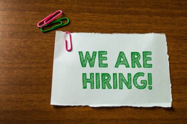 Sözcük yazma metni kiralıyoruz. İş konsepti son zamanlarda birini işe aldığınızda ya da özel bir iş için birine para ödediğinizde boş kağıtları kapatıyorsunuz ve üç renkli şarjör tutuyorsunuz..