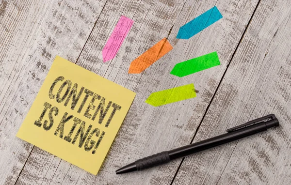 A Content Is King-et bemutató levél. Üzleti fotó bemutató marketing fókuszált növekvő láthatóság nem fizetett keresési eredmények Megjegyzés papír és vonal nyíl matricák tetején fa asztal. — Stock Fotó