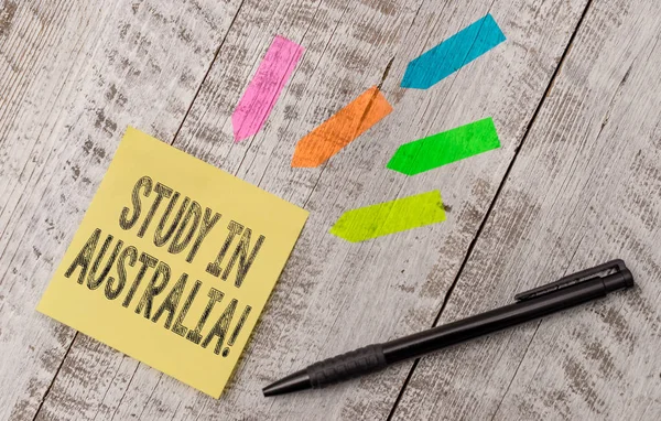 Avustralya 'da Çalışmayı gösteren bir not yazıyorum. Yabancı ülke düzenine giren iş fotoğrafı sergisi çalışmalarınızı tamamlayın. Tahta masanın üstündeki kağıt ve çizgi ok çıkartmaları.. — Stok fotoğraf
