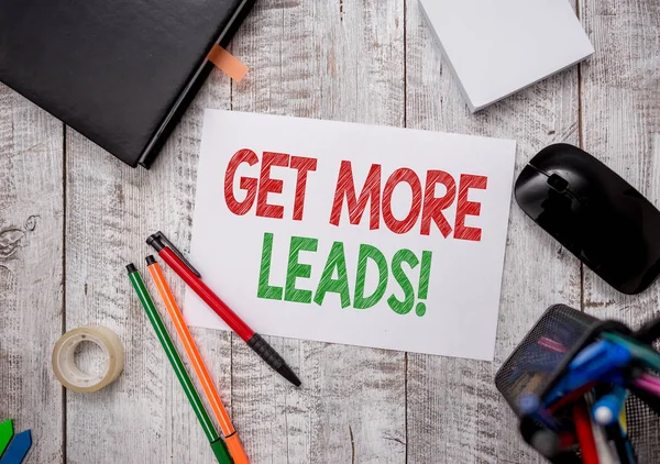 Εγγραφή σημειώματος που δείχνει Get More Leads. Επαγγελματική φωτογραφία που παρουσιάζει το ενδιαφέρον των καταναλωτών έναρξη ή έρευνα προϊόντα ή υπηρεσίες Στατικό και υλικό του υπολογιστή στυλό με φύλλα χαρτιού στο γραφείο. — Φωτογραφία Αρχείου