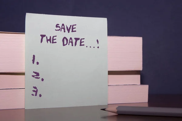 Sinal de texto mostrando Save The Date. Foto conceitual Organizar eventos bem fazer dia organizadores de eventos especiais Fechar três tamanhos diferentes de madeira caixas de retângulo papel folha lápis . — Fotografia de Stock