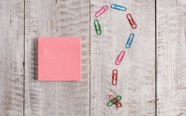 Pastel Renkli düz levha klasik fon üzerinde yazma ekipmanları yanında yerleştirilir. Üst ahşap masa üzerinde sabit yakın boş not kağıdı. Düz sanatsal yolu fotoğraf bırakır