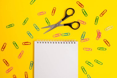 Boş hiçbir renk spiral not defteri mesajları anımsatıcıları klipleri makası renkli arka plan. Boş notlar ev ofis okulu için önemli gelecekteki olaylar sabit ürünler