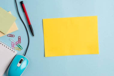 Karton ve pastel fon üzerinde modern gadget ile yazma ekipmanları. Kağıt artı modern arka plan üzerinde de bilgisayar fare sabit. Düz sanatsal yolu fotoğraf bırakır