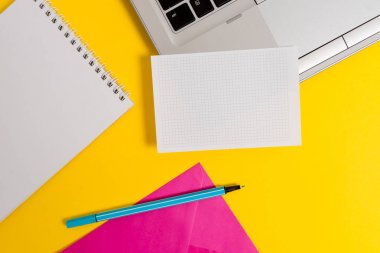 Bölüm görünümü açık trendy ince gümüş metalik dizüstü vurgulayıcı işaretleyici kare kağıt levha spiral defter zarf renkli arka plan Boş metin önemli olaylar