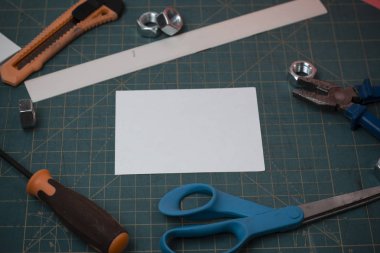 Marangozluk ekipmanları ve paspas ölçme yukarıda düz kağıt. Atölye araçları her yere düz olmayan bir zeminde dağılmış. Düz düzenleme sanatsal yolu fotoğraf bırakır