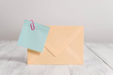 Kapalı duran dikdörtgen renkli zarf yapışkan not klip ahşap retro vintage rustik masa arka plan tasarımı yalan. Ofis teslimatı sabit. Posta mektupları postane