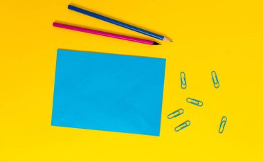 Boş renkli kağıt kağıt klipleri bağlayıcılar kalemler ışık arka plan. Boş notlar ev ofis okulu için önemli gelecekteki olaylar sabit ürünler