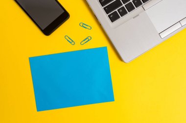 Bölüm görünümü açık trendy metalik ince dizüstü kağıt kağıt klipleri akıllı telefon renkli arka plan. Metni boş alır önemli olaylar. Okul ofis ev yapmak ne