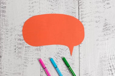 Kalemler ballpoints boş renkli konuşma balonu ahşap rustik vintage arka plan yalan. Boş metin duyurusu önemli olaylar. Soyut tasarım yakın görünümü