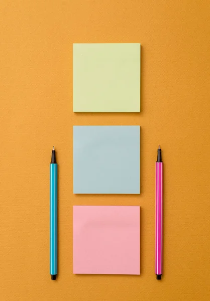 Främre vy tom fästis två ballpoints pennor trendiga pastell cool bakgrund. Töm text framtida viktiga händelser. Vad man ska göra påminnelse Office Home School — Stockfoto