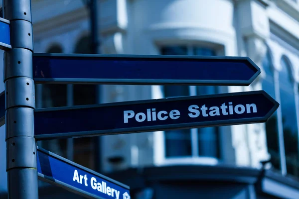 Classic Britain metal signpost three banners Police Station Art Gallery one blank to write in United Kingdom traditional signing Atracción, Calles, Servicios Públicos —  Fotos de Stock