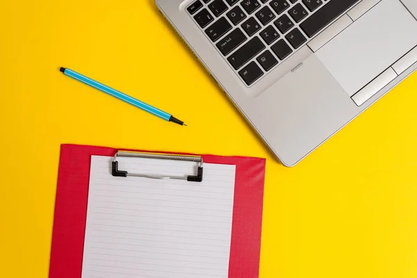 Vorderseite offen trendigen Metallic schlanken Laptop farbigen Klemmbrett leeres Papier Blatt Marker farbigen Hintergrund. leerer Text wichtige Ereignisse. was zu tun Schulbüro zu Hause — Stockfoto