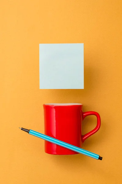 Coffee cup mug hot drink tea blank colored sticky note pen lying yolk color background. Empty text future important events. What to do school office home — Stock Photo, Image