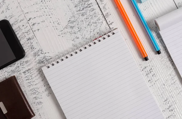 Smartphone elektronisk enhet man plånbok spiral anteckningsbok pennor ballpoints anteckningsblock liggande Retro vintage rustik gammal trä bordsbakgrund. Abstrakt design — Stockfoto