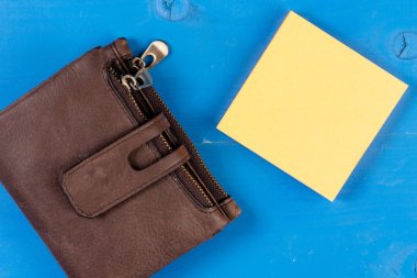 Ön görünüm deri sikke cüzdan cüzdan renkli yapışkan notlar pad ahşap arka plan. Hatırlatma notları. Yapılacak şeyleri organize edin. Fikir projeleri mesajları yazma