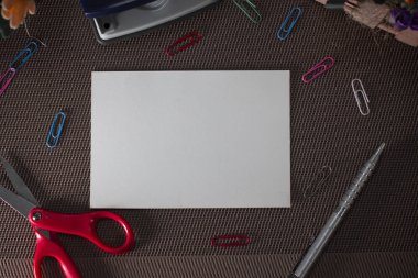 Makas ve yazma ekipmanları artı dokulu zemin üzerinde düz levha. Düz olmayan bir zeminde her yere dağılmış sabit. Düz düzenleme sanatsal yolu fotoğraf bırakır