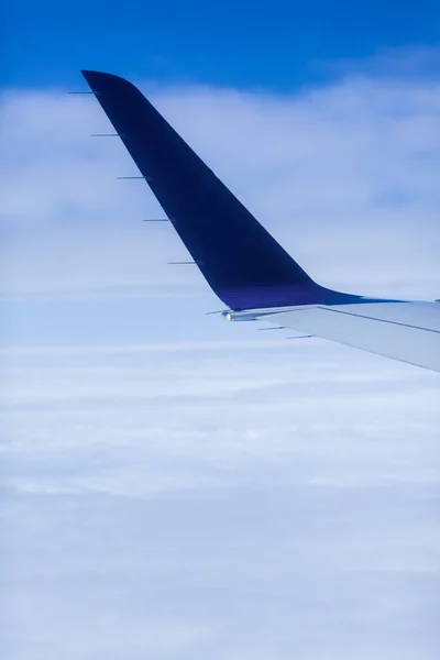 Vista del avión trasero delantero que miente nubes flotantes con fondo del cielo. Cola de avión de pasajeros volando hacia el cielo a gran altura por encima de la condensación del agua — Foto de Stock