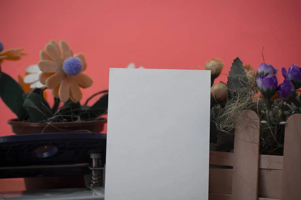 Flores e equipamentos de escrita mais folha lisa acima do pano de fundo texturizado. Estacionário espalhado por toda parte em um chão irregular. Maneira artística na organização plana coloca a fotografia — Fotografia de Stock