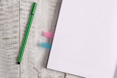 Kalın sayfalar defter ahşap bir masanın üstüne sabit. Klasik görünüm zemin üzerine yerleştirilen yazma ekipmanları. Düz sanatsal yolu fotoğraf bırakır