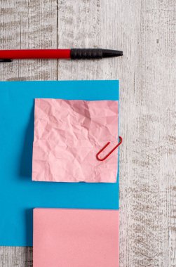 Buruşuk not kağıdı ve ahşap masa nın üzerinde boş karton. Kırışıklık sayfası artı eğik pozisyonda klasik arka plan sabit sopa. Düz sanatsal yolu fotoğraf bırakır