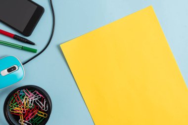 Karton ve pastel fon üzerinde modern gadget ile yazma ekipmanları. Kağıt artı modern arka plan üzerinde de bilgisayar fare sabit. Düz sanatsal yolu fotoğraf bırakır