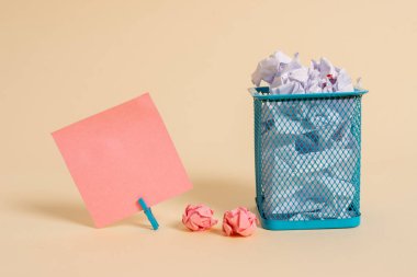 Not kağıt ve yazma ekipmanları artı pastel fon üzerine yerleştirilen artıkları. Boş levha da yumuşak tonlu arka plan sabit sopa. Düz sanatsal yolu fotoğraf bırakır