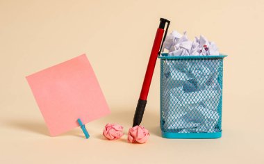 Not kağıt ve yazma ekipmanları artı pastel fon üzerine yerleştirilen artıkları. Boş levha da yumuşak tonlu arka plan sabit sopa. Düz sanatsal yolu fotoğraf bırakır