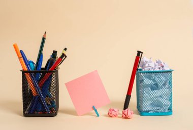 Not kağıt ve yazma ekipmanları artı pastel fon üzerine yerleştirilen artıkları. Boş levha da yumuşak tonlu arka plan sabit sopa. Düz sanatsal yolu fotoğraf bırakır