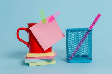 Ön görünüm kahve fincan fincan sıcak içecek çay renkli yapışkan not ok afiş metal kalem tutucu güzel pastel arka plan yalan yığılmış. Boş metin gelecekteki önemli olaylar