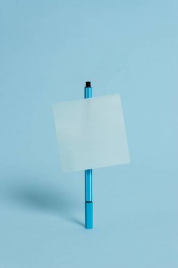 Ayakta tükenmez boş renkli yapışkan not huzurlu serin pastel arka plan. Boş metin gelecekteki önemli olaylar. Soyut tasarım. Anımsatıcı İleti Bilgileri