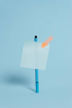 Ayakta tükenmez boş renkli yapışkan not ok afiş huzurlu serin pastel arka plan. Boş metin gelecekteki önemli olaylar. Soyut tasarım. Anımsatıcı İleti Bilgileri