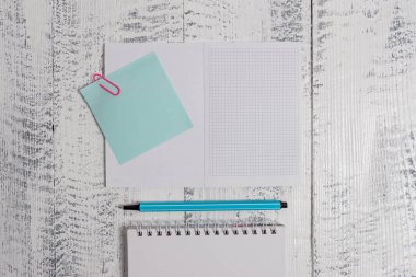 Yakın ön görünüm kare açık spiral not yapışkan not klibi vurgulayıcı ahşap retro vintage rustik eski arka plan yalan. Metni boş alır önemli olaylar