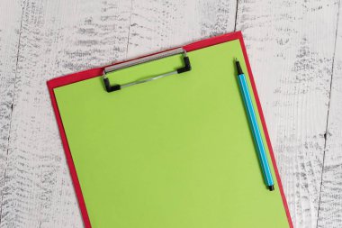 Yakın ön görünüm renkli pano boş kağıt levha marker çalışma ofis okulda retro eski ahşap rustik vintage arka plan yalan. Metni boş alır önemli olaylar.