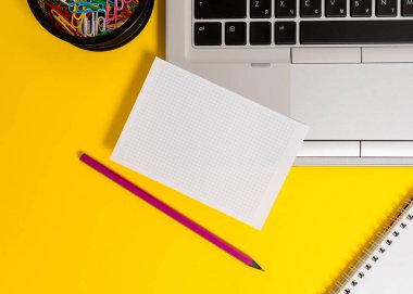 Bölüm görünümü açık trendy ince gümüş metalik dizüstü kalem kalem kare kağıt levha klipler konteyner spiral not defteri renkli arka plan Boş metin önemli olaylar