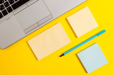 Bölüm görünümü ince trendy gümüş açık dizüstü kare yapışkan not defterleri marker renkli arka plan. Çalışma istasyonu ev ofis okul stüdyosu. Metni boş alır önemli olaylar