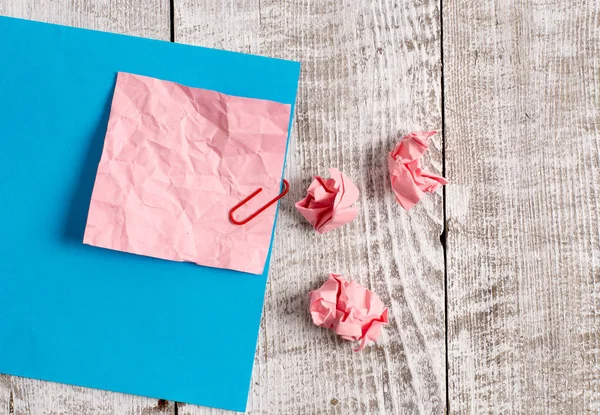 Carta da lettera stropicciata e cartone bianco sopra il tavolo di legno. Foglio rughe più bastone stazionario su sfondo classico in posizione inclinata. Modo artistico di appartamento posa fotografia — Foto Stock