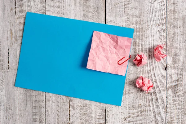 Carta da lettera stropicciata e cartone bianco sopra il tavolo di legno. Foglio rughe più bastone stazionario su sfondo classico in posizione inclinata. Modo artistico di appartamento posa fotografia — Foto Stock