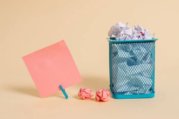 Nota de papel e equipamento de escrita, além de sucatas colocadas acima do pano de fundo pastel. Folha vazia também pau estacionário para fundo de tons macios. Maneira artística de plana coloca a fotografia — Fotografia de Stock