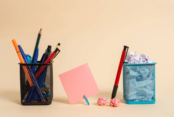 Nota de papel e equipamento de escrita, além de sucatas colocadas acima do pano de fundo pastel. Folha vazia também pau estacionário para fundo de tons macios. Maneira artística de plana coloca a fotografia — Fotografia de Stock