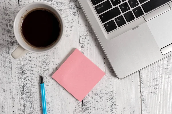 Trendiga metallic laptop klisterlappar kaffekopp penna kulspetspenna liggande trä rustik Vintage bord. Personal Computer Timber Desktop Tom Tom färg anteckning. Arbetsrymd. — Stockfoto