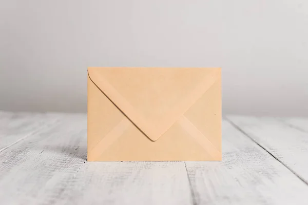 Κλειστή όρθια ορθογώνια ορθογώνιο φάκελο που βρίσκεται παλιά ξύλινη ρετρό vintage ρουστίκ τραπέζι φόντο. Παράδοση γραφείου στάσιμη. Ταχυδρομικές επιστολές ταχυδρομείο — Φωτογραφία Αρχείου