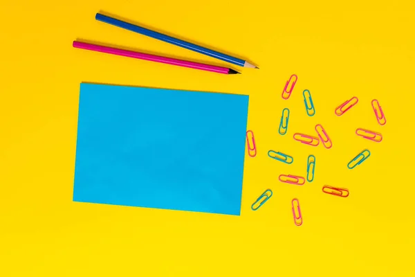 Üres színes papír lap klipek kötőanyagok birtokosai ceruzák világos háttér. Üres jegyzetek fontos jövőbeli események helyhez kötött termékek otthoni irodai iskola — Stock Fotó