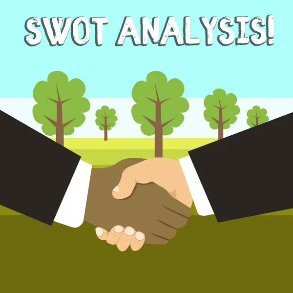 Koncepcionális kézírás a SWOT analízis bemutatásával. Üzleti fotó bemutató keretében értékelésére használt vállalat s versenyképes helyzetben kézremegés Multifaji férfi üzleti partnerek formális öltöny. — Stock Fotó