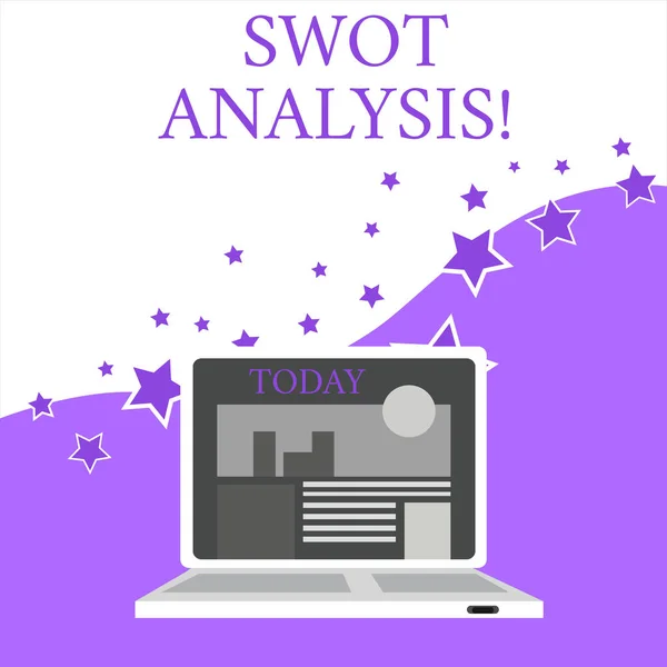 Textový znak zobrazující SWOT Analysis. Konceptuální rámec pro hodnocení společnosti je konkurenční pozice otevřený moderní laptop zapnutý s domovskou stránkou webu vyhledávání na webu na obrazovce. — Stock fotografie