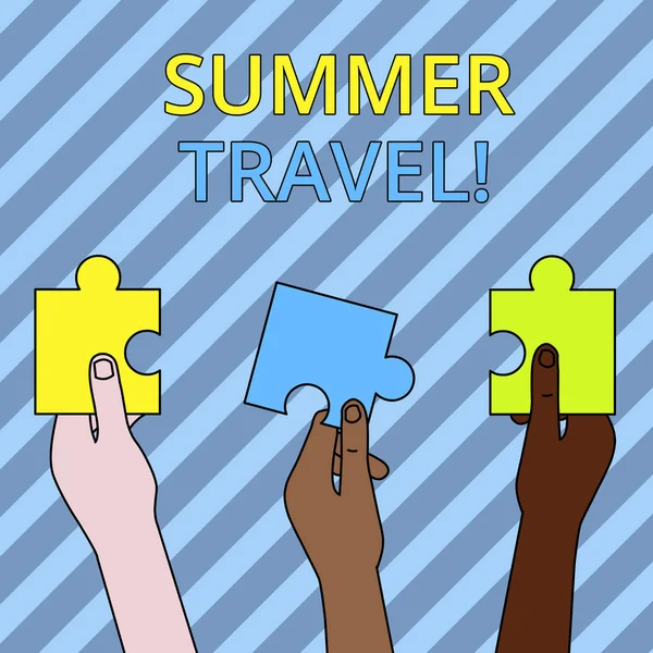 Signo de texto que muestra Summer Travel. Foto conceptual viaje específico o viaje por lo general con el propósito de recreación Tres piezas de rompecabezas vacías de colores celebradas en diferentes manos de personas . — Foto de Stock