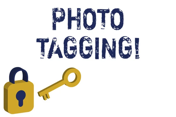 Tekst teken dat foto-tagging weergeeft. Conceptuele foto Identificeer iemand op de foto die u deelt sociale media geel en blauw 3D vergrendeld hangslot en sleutel geïsoleerd tegen witte achtergrond. — Stockfoto