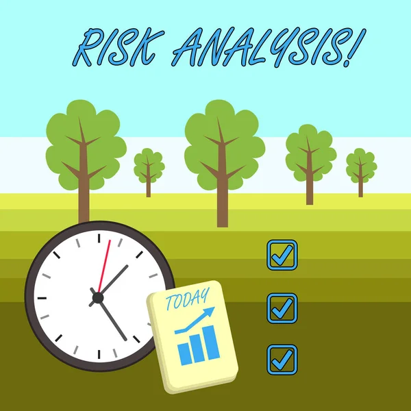 Tekst schrijven Risicoanalyse. Business concept voor de beoordeling van de risico 's in verband met een bepaalde gebeurtenis Layout Wall Clock Notepad met Escalating Bar Graph en Arrow Pointing Up. — Stockfoto